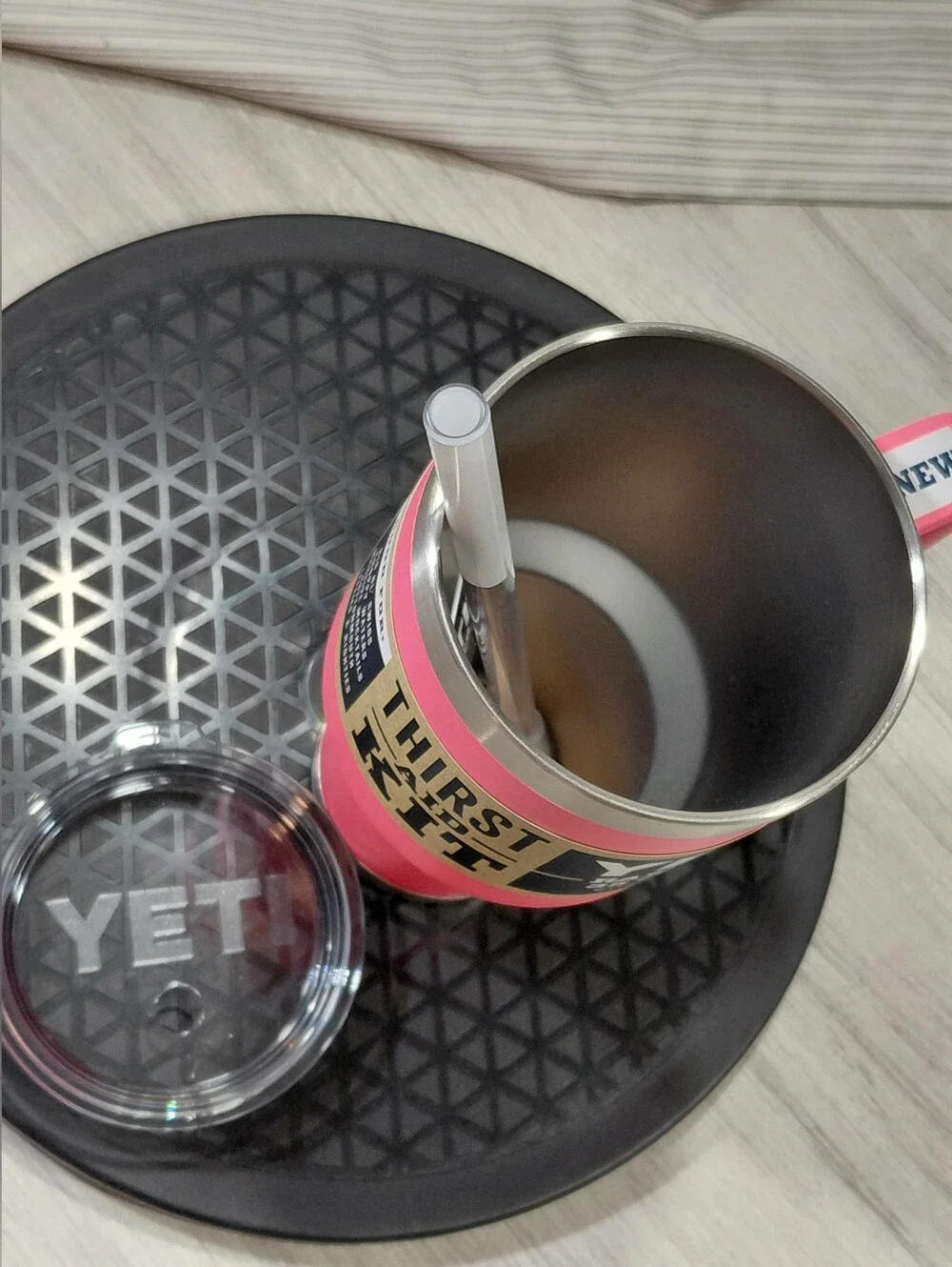 NWT YETI Rambler 35 oz Mug with Straw Lid - Limited Edition Tropical Pink
